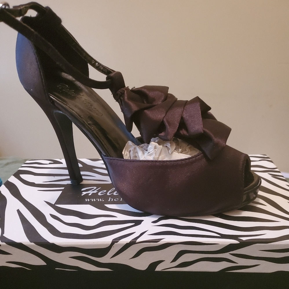 peep toe satin pump